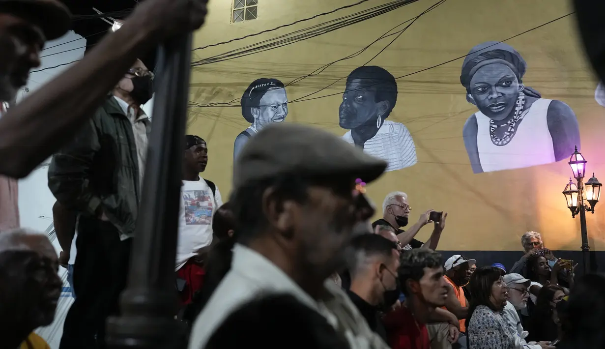 Orang-orang menghadiri peresmian festival film pertama yang menampilkan film-film Venezuela di lingkungan San Agustín, Caracas, Venezuela (23/5/2022). (AP Photo/Ariana Cubillos)