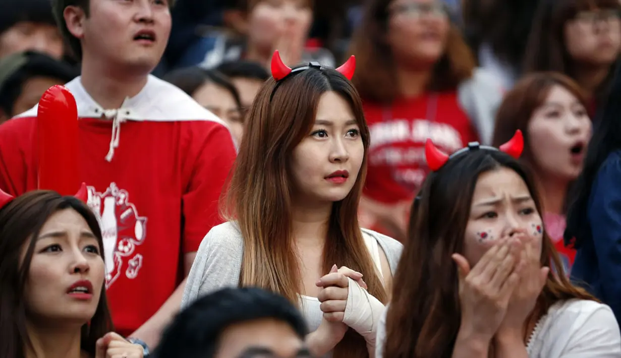 Di Seoul, raut kesedihan tergambar di wajah warga Korea Selatan yang menyaksikan langsung laga terakhir tim asuhan Myung-Bo Hong di penyisihan Piala Dunia 2014 Grup H, (27/6/2014). (REUTERS/Kim Hong-Ji)