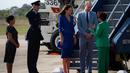 Kate Middleton dan Pangeran William kembali memulai tur luar negeri resmi pertama ke Bahama, Jamaika, dan Belize. Kate memilih setelan lace dari Jenny Packham dengan atasan peplum dan rok pensil selutut dalam rona biru kobalt saat tiba di Belize (Foto: Instagram @dukeandduchessofcambridge)