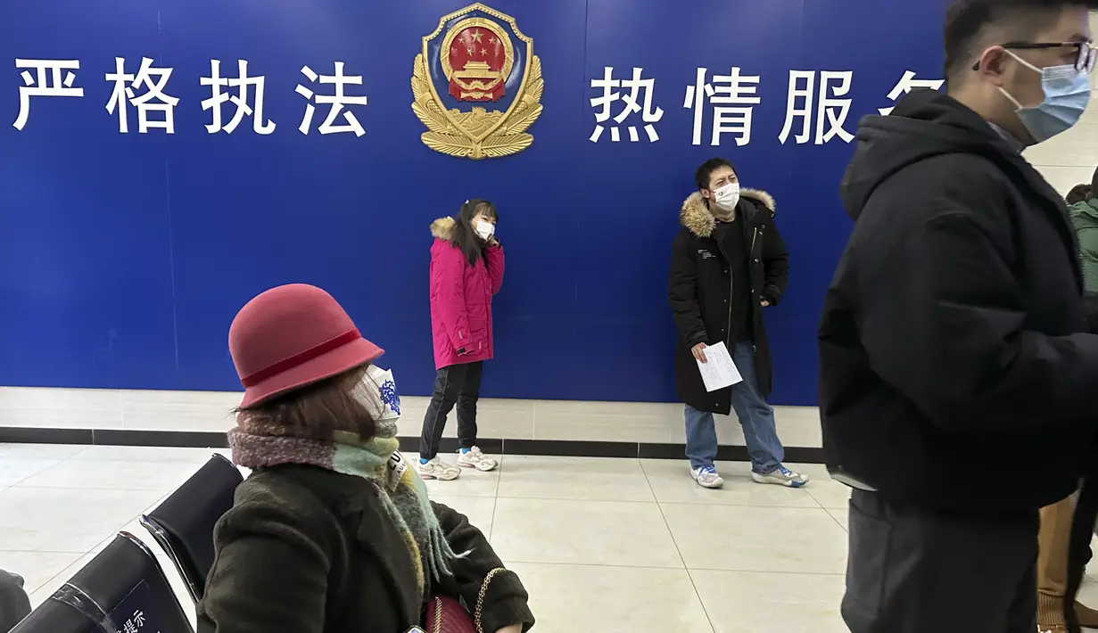<p>Warga mengantre di kantor polisi komunitas untuk mengajukan permohonan dokumen termasuk untuk paspor di Beijing, China, Rabu (28/12/2022). China mengatakan akan melanjutkan penerbitan paspor untuk pariwisata dalam langkah besar lainnya dari kontrol anti-virus yang mengisolasi negara itu selama hampir tiga tahun, menyiapkan potensi banjir orang China yang pergi ke luar negeri untuk liburan Tahun Baru Imlek bulan depan. (AP Photo/Ng Han Guan)</p>