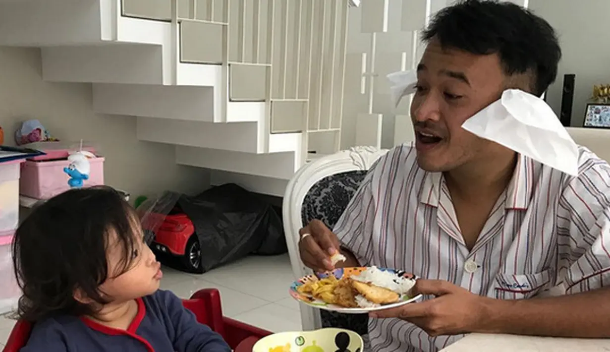 Presenter dan pemeran Ruben Onsu sedang tergila-gila dengan bisnis. Setelah sukses dengan bisnis kuliner, suami Sarwendah itu melebarkan bisnis alat pemadam kebakaran bersama dengan beberapa artis lain. (Instagram/ruben_onsu)