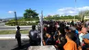 Warga Kuba saat menyaksikan pemakaman abu mantan Presiden Kuba, Fidel Castro di Santa Ifigenia Cemetery di Santiago, Kuba (4/12). Fidel Castro meninggal pada usia 90 tahun. (REUTERS/Ivan Alvarado)