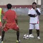 Penyerang Persija, Bambang Pamungkas menggiring bola saat mengikuti latihan jelang laga Piala Presiden di Lapangan Trisakti, Bali, Selasa (1/9/2015). (Bola.com/Vitalis Yogi Trisna)