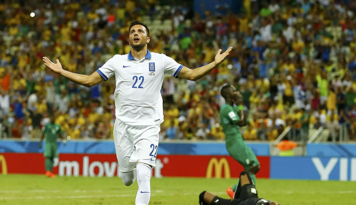 Selebrasi pemain Yunani, Andreas Samaris, usai mencetak gol ke gawang Pantai Gading di laga penutup penyisihan Piala Dunia 2014 Grup C di Stadion Castelao, Fortaleza, Brasil, (25/6/2014). (REUTERS/Marcelo Del Pozo)