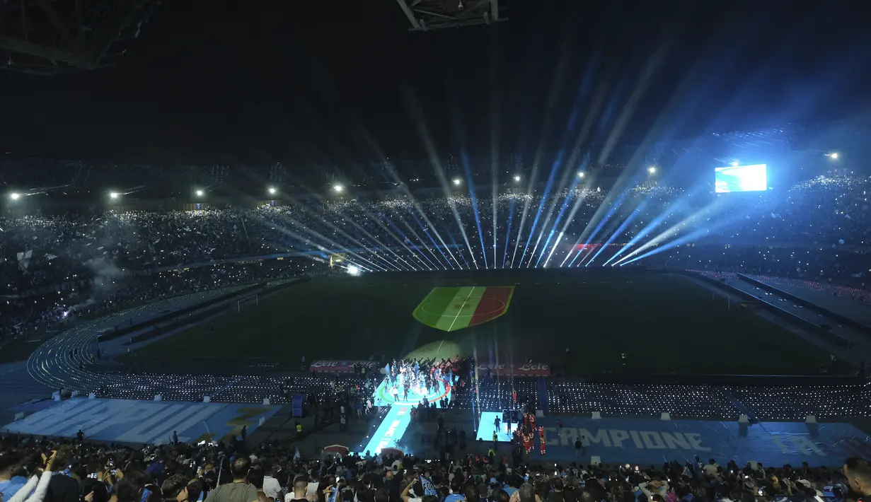 Para pemain Napoli merayakan pesta juara Liga Italia setelah pertandingan melawan Fiorentina pada pekan ke-34 di stadion Diego Armando Maradona di Naples, Italia, Senin, 8 Mei 2023. (Alessandro Garofalo/LaPresse via AP)