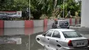 Sejumlah mobil mulai tenggelam akibat tingginya debit air banjir di stasiun metro Bayrampasa, kota Istanbul, Turki, Selasa (18/7). Sejumlah besar wilayah kota terendam banjir cukup parah akibat diguyur hujan lebat selama 12 jam. (OZAN KOSE / AFP)