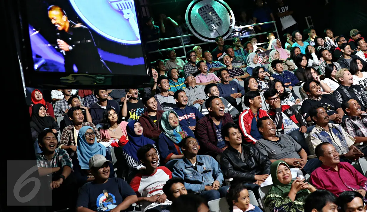 Suasana kemeriahan acara Grand Final Stand Up Comedy 2015 di Studio Indosiar, Jakarta, Kamis (13/11/2015). Para Finalis akan merebutkan memperebutkan hadiah ratusan juta rupiah. (Liputan6.com/Immanuel Antonius)
