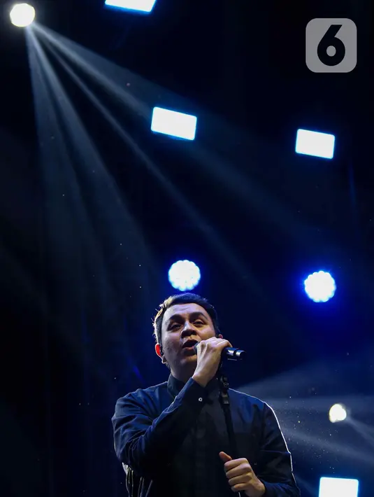 Tulus tampil membawakan 10 lagu seperti teman hidup, hati hati jalan dan monokrom. (Liputan6.com/Herman Zakharia)
