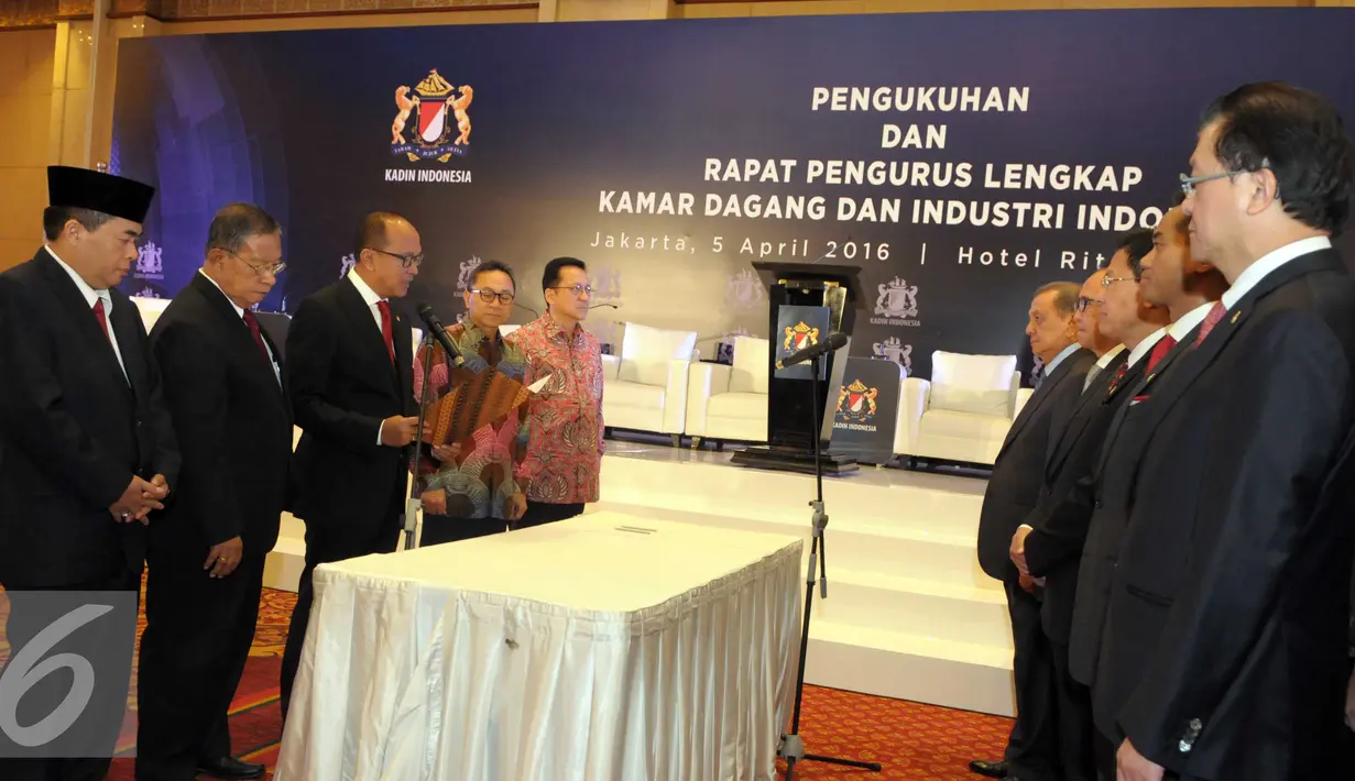 Ketua Umum KADIN Rosan Perkasa Roeslani membacakan pengukuhan dewan pengurus KADIN 2015-2020 di Jakarta, Selasa (5/4). Pengukuhan dewan pengurus KADIN 2015-2020 Sebanyak 34 wakil ketua umum. (Liputan6.com/Helmi Afandi)