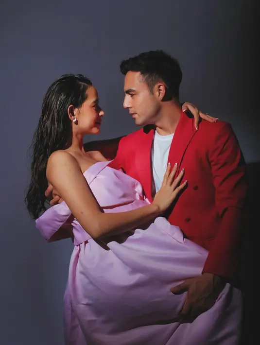 Dalam maternity shoot tersebut, Laura Theux tampil menawan elegan dengan gaun pink. [@laura_theux]