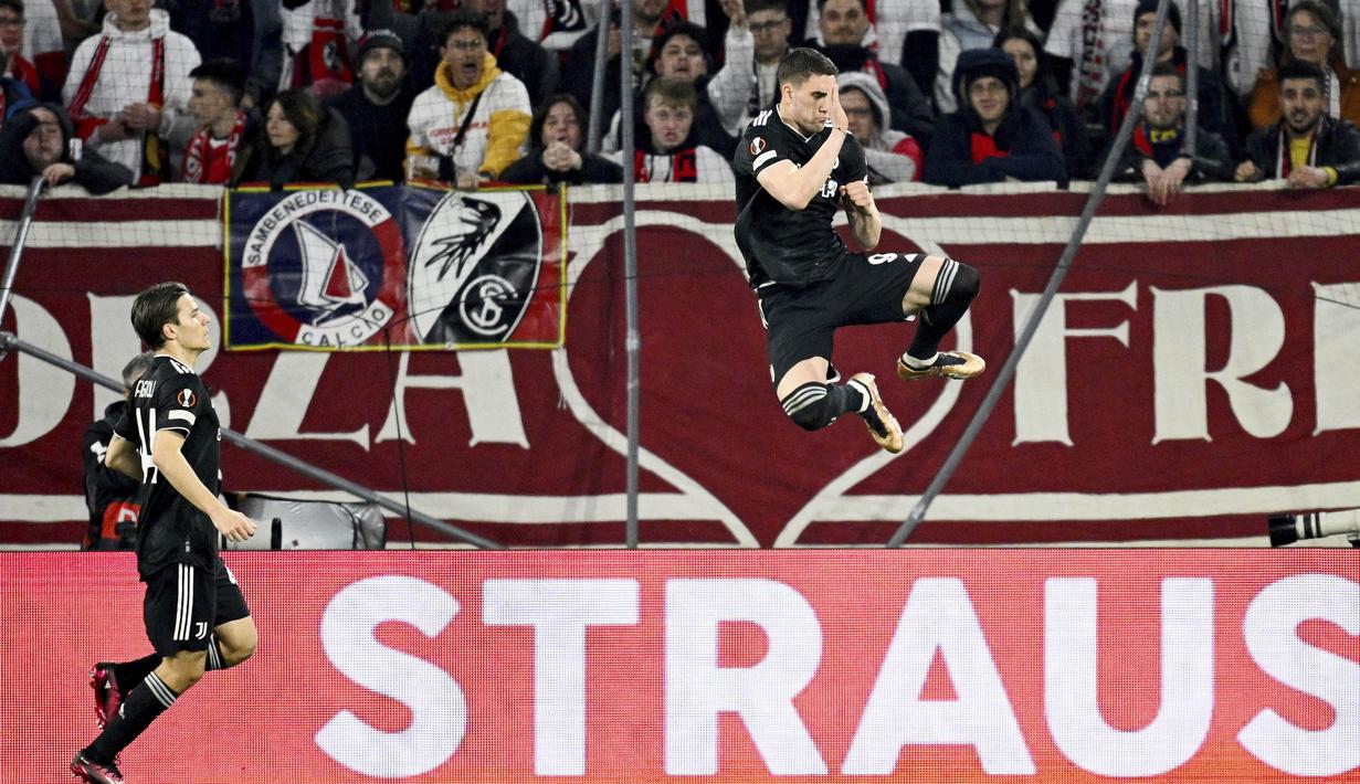 Pemain Juventus, Dusan Vlahovic, melakukan selebrasi setelah mencetak gol ke gawang Freiburg pada babak 16 besar leg kedua di Stadion Europa-Park, Jumat (17/3/2023). Skuat asuhan Massimiliano Allegri menang dengan agregat 3-0. (Philipp von Ditfurth/dpa via AP)