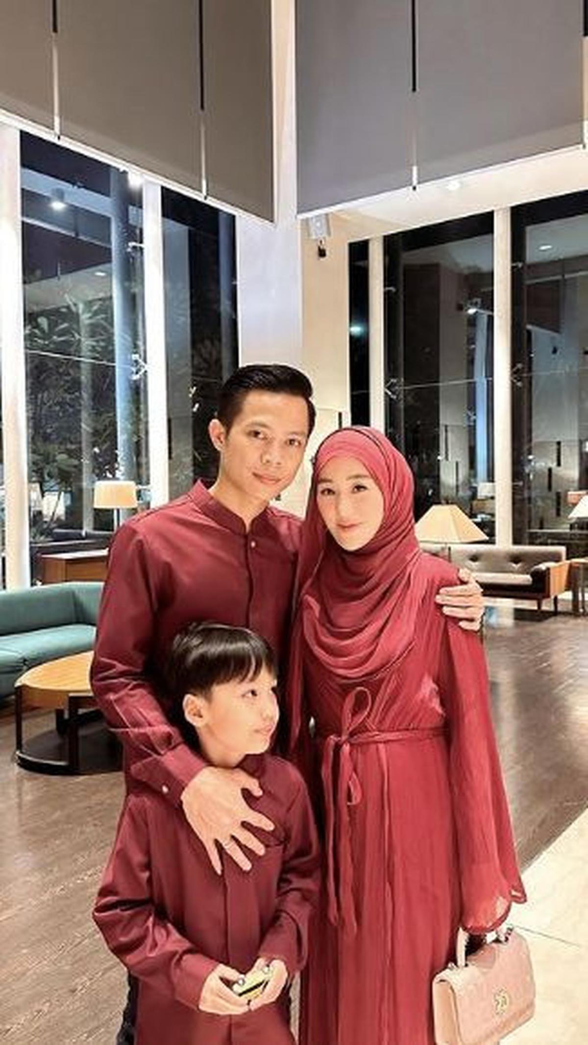 Larissa sempat tampil berani dengan menggunakan outfit warna merah saat Imlek 2024. Potongan baju yang sederhana dan seamless ini bisa jadi pilihan untuk lebaran tahun ini. Warna bold merah menonjolkan kesan yang kuat namun tetap anggun.