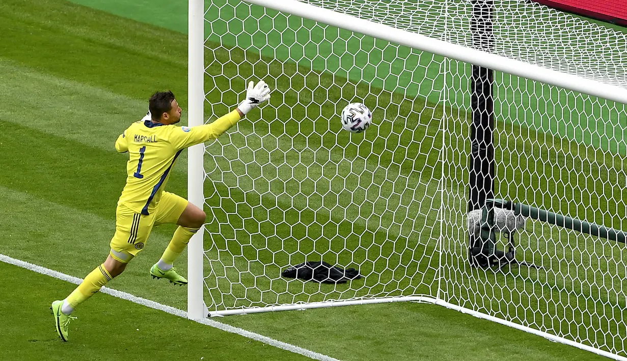 Kiper Skotlandia David Marshall gagal menyelamatkan tendangan jarak jauh pemain Republik Ceko Patrik Schick pada pertandingan Grup D Euro 2020 di Stadion Hampden Park, Glasgow, Inggris, Senin (14/6/2021). Patrik Schick mencatatkan rekor gol terjauh di Euro. (AP Photo/Andy Buchanan, Pool)