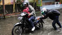 Upaya Petugas Gerak Cepat Atasi Genangan di Cengkareng Jakbar Usai Diguyur Hujan Deras