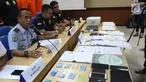 Kepala Kantor Imigrasi Kelas I Jakarta Pusat Is Edy Ekoputranto memberi keterangan terkait pemalsuan visa asing di Kantor Imigrasi Kelas I Jakarta Pusat, Selasa (6/3). Pihak imigrasi mengamankan empat warga negara asing (WNA). (Liputan6.com/Arya Manggala)