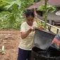 Ibu Shinta, Masyarakat Sumba Barat dapat menanam dan menyiram benih sayur di pekarangan rumahnya setelah Save the Children membantu menyediakan akses air bersih bagi Masyarakat sekitar. (sumber foto: Save The Children)