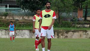 Jose Sardon gabung Semen Padang. (Bola.com/Arya Sikumbang)