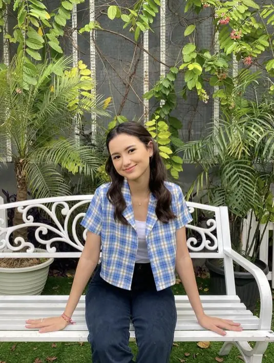 Mengoptimalkan gayanya, Sarah tampak begitu stylish dengan kemeja flanel dan denim. [Foto: Instagram/ Sarah Menzel]