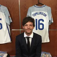 Namun tersiar kabar Zayn Malik tidak ikut serta hadir bersama teman-temannya untuk memberikan semangat dan dukungan pada Louis Tomlinson. Menurut seorang sumber, Zayn masih menyimpan sedikit dendam pada teman-temannya. . (Instagram/louist91)