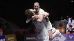Ganda campuran Prancis, Thom Gicquel/Delphine Delrue, melakukan selebrasi setelah menaklukkan Thailand, Dechapol Puavaranukroh/Supissara Paewsampran pada laga final Indonesia Open 2025 di Istora Gelora Bung Karno, Senayan, Jakarta, Minggu (8/6/2025). Wakil Prancis itu menang dengan skor skor 21-16, 21-18. (Bola.com/M Iqbal Ichsan)