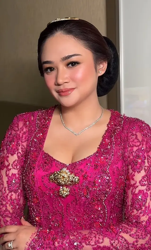 Sederet pesona cantik Tiara anak Mulan Jameela di pernikahan Al Ghazali, menawan memakai kebaya pink