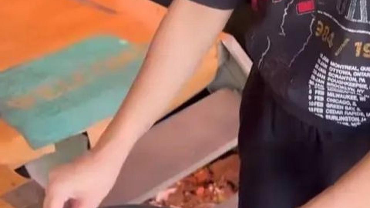 Dalam video yang ia bagikan melalui akun Instagram pribadinya, @prillylatuconsina96, Prilly terlihat mengenakan kaos santai dan celana pendek hitam.&nbsp;