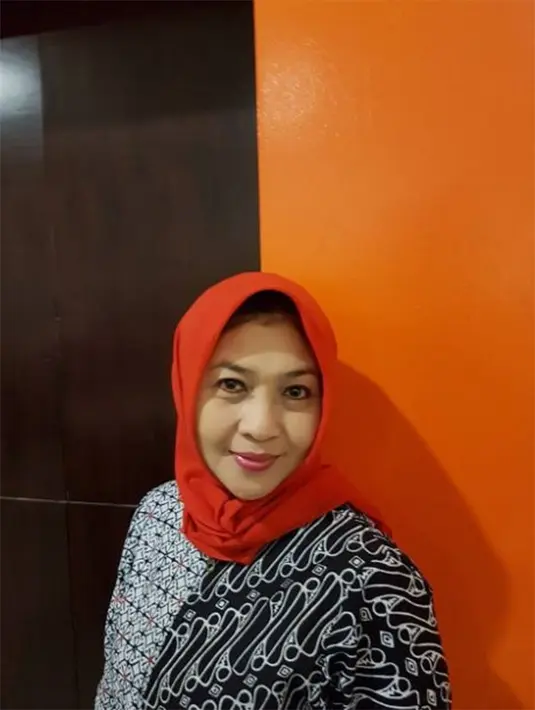 Pernikahan Dina dan Rahadian berlangsung di hotel bintang lima di kawasan Senayan, Jakarta, pada 10 Oktober 1990. Suasana resepsi pernikahan berlangsung meriah. Seperangkat alat salat dan uang dijadikan sebagai maskawinnya. (dok. Pribadi/Bintang.com)