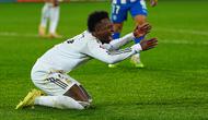 Pemain Real Madrid, Vinicius Junior, kecewa setelah dijatuhkan oleh pemain Alaves di kotak penalti namun tidak berbuah pelanggaran. (AP Photo/Miguel Oses)