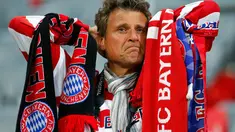 Kesedihan terpancar di wajah salah satu suporter Bayern Munich usai menyaksikan klub kesayangannya dipermalukan Real Madrid 0-4 di Allianz Arena, (30/4/2014). (REUTERS/Ralph Orlowski)