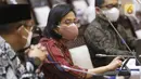 Menkeu Sri Mulyani mengikuti rapat kerja dengan Komisi XI DPR di Kompleks Parlemen, Senayan, Jakarta, Senin (15/3/2021). Rapat membahas konsultasi terkait usulan perubahan pengelompokan/skema barang kena pajak berupa kendaraan bermotor yang dikenai PPnBM. (Liputan6.com/Angga Yuniar)