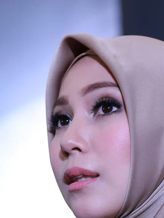 Ibu empat orang anak itu merasakan hal terberat mendapat cobaan saat itu. Cibiran, hinaan dari masyarakat kerap didapatkan akibat kasus suaminya saat itu. (Galih W. Satria/Bintang.com)