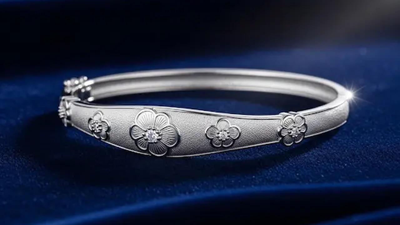 Gelang Emas Putih Bunga Timbul dengan Berlian Imitasi/Gelang Motif Bunga Emas Putih Feminin 2025 (Sumber: gemini.com)