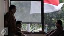 Mantan Menteri Agama Suryadharma Ali (kanan) jelang menjalani sidang lanjutan di Pengadilan Tipikor, Jakarta, Rabu (7/10/2015). Dalam sidang tersebut Jaksa Penuntut Umum KPK menghadirkan empat saksi dari Kementerian Agama. (Liputan6.com/Andrian M Tunay)