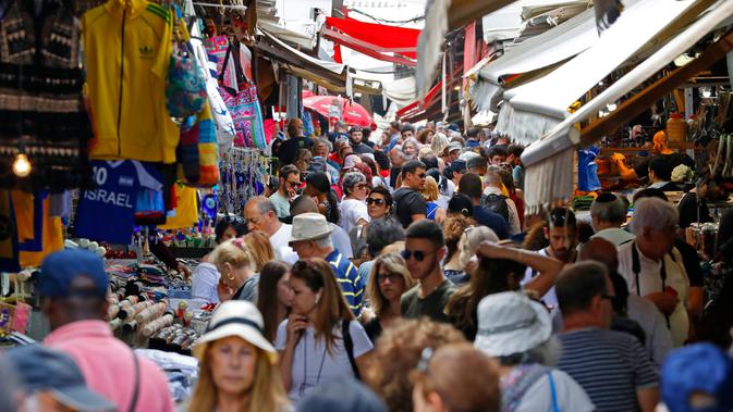 Gambar pada 7 Mei 2019 menunjukkan menunjukkan Shuk HaCarmel atau pasar Carmel di Tel Aviv. Israel akan menjadi tuan rumah kontes lagu Eropa Eurovision 2019 yang bakal digelar 18 Mei mendatang  setelah negara itu memenangkan kontes pada 2018 di Lisboa, Portugal. (Photo by JACK GUEZ / AFP)