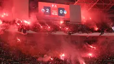 The Jakmania menyalakan Flare saat merayakan kemenangan Persija Jakarta atas PSIM Yogyakarta pada laga pekan ke-14 BRI Super League 2025/2026 di Stadion Utama Gelora Bung Karno, Jakarta, Jumat (28/11/2025) malam. (Bola.com/M Iqbal Ichsan)