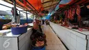 Pedagang ayam potong menunggu pembeli di salah satu lapak di Pasar Minggu, Jakarta, Rabu (22/7/2015). Hari ke-5 pasca Lebaran, aktivitas perdagangan di pasar tradisional belum kembali normal. (Liputan6.com/Yoppy Renato)