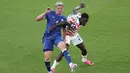 Pemain Amerika Serikat Folarin Balogun melakukan pelanggaran terhadap pemain Bosnia Tarik selama pertandingan babak 32 besar Piala Dunia FIFA 2026 antara AS dan Bosnia di Stadion San Francisco Bay Are, Santa Clara, California, Rabu, (01/07/2026). (AFP/ Getty Images/ Michael Steele)