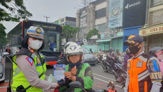 Anggota Satlantas Polres Metro Depok memberikan himbauan kepada pengendara pada operasi Keselamatan Jaya.