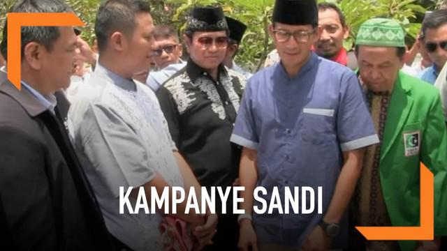 Sandiaga Uno berziarah ke makam pendiri Muhammadiyah, KH Ahmad Dahlan, saat berkunjung ke Yogyakarta.