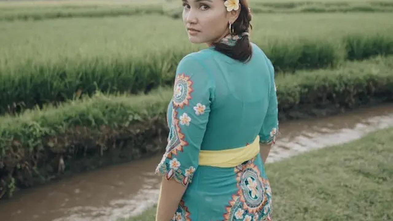 6 Pesona Feby Febiola yang Tak Pernah Memudar, Cantik dan Awet Muda di Usia 46 Tahun