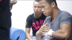 Suasana persiapan Daud Yordan di ruang ganti menjelang pertarungan melawan Yoshitaka Kato untuk memperebutkan gelar Juara Tinju Kelas Ringan WBO Asia Pasifik dan Afrika.