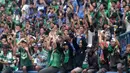 Aksi Bonek dan Bobotoh saat mendukung Persebaya melawan PSIS Semarang dalam laga perdana babak 8 besar Grup Y Liga 2 Indonesia di Stadion GBLA, Bandung, (15/11/2017). Persebaya menang atas PSIS Semang 1-0. (Bola.com/Ronald Seger)