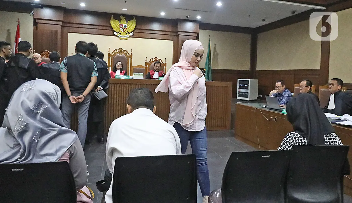 Artis Jennifer Dunn saat menjadi saksi dalam sidang TPPU dan korupsi alkes di Pemprov Banten dan Pemkot Tangsel dengan terdakwa Tubagus Chaeri Wardana di Pengadilan Tipikor, Jakarta, Kamis (12/3/2020). Sidang beragendakan mendengar keterangan saksi JPU KPK. (Liputan6.com/Herman Zakharia)