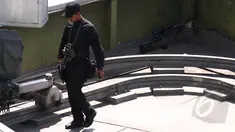 Penembak jitu (sniper) TNI saat berjaga mengawasi kawasan Bundaran HI, Jakarta, Senin (20/4). Dua puluh tujuh ribu personel TNI dikerahkan untuk menjaga keamanan KAA ke-60 di Kota Jakarta dan Bandung. (Liputan6.com/Johan Tallo)