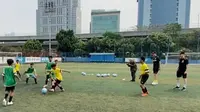 Beberapa pemain legendaris Borussia Dortmund memberikan pelatihan atau coaching clinic untuk 30 pesepak bola muda dari klub asal Tangerang Selatan OCSC di Jakarta (istimewa)