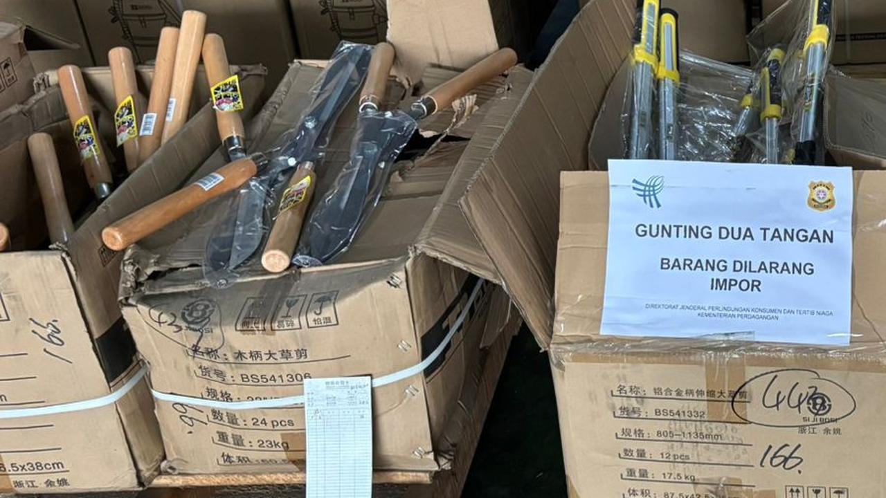 Kementerian Perdagangan berhasil mengamankan lebih dari 1,6 juta unit produk impor ilegal dari China. (Foto: Liputan6.com/Tira Santia)