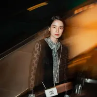 Laura berhasil membawa pulang penghargaan Asia Wide Award dalam Marie Claire Asia Star Award. [Instagram/laurabas]