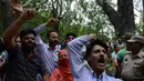Sejumlah PNS menggelar aksi unjuk rasa di Srinagar, India, Senin (10/8/2015). Dalam aksinya, para PNS tersebut menuntut pembayaran gaji mereka yang tertunggak. (AFP PHOTO/Tauseef MUSTAFA)