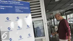 Seorang warga mendaftarkan diri untuk layanan gratis Transjakarta di halte Ragunan, Jakarta, Kamis (6/10). Transjakarta berikan layanan gratis untuk lansia, penyandang difabel dan anggota veteran RI.(Liputan6.com/Yoppy Renato)