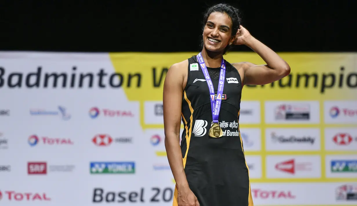 Pebulu tangkis Putri India, Pusarla Venkata Sindhu berada di atas podium usai mengalahkan pebulu tangkis Putri Jepang,  Nozomi Okuhara pada babak final Kejuaraan Dunia Bulu Tangkis 2019 di St. Jakobshalle, Basel, Swiss, Minggu (25/8/2019). Sindhu menang dengan skor 21-7, 21-7. (FABRICE COFFRINI/AFP)